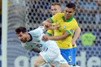 Brasiliens Casemiro (r) gegen Argentiniens Lionel Messi: Brasilien zieht ins Finale des Copa América ein.