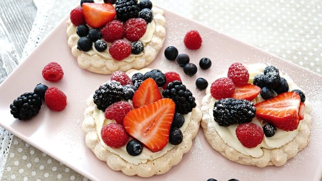 Die Tartelettes lassen sich nach Lust und Laune garnieren - mit allen Beeren, die der Garten hergibt.