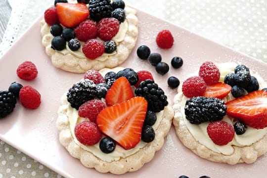 Die Tartelettes lassen sich nach Lust und Laune garnieren - mit allen Beeren, die der Garten hergibt.