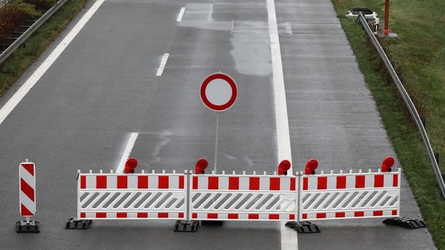 Absperrungen stehen auf einer Autobahn: Die A1 wird am Wochenende zwischen Reinfeld und Bad Oldesloe gesperrt.