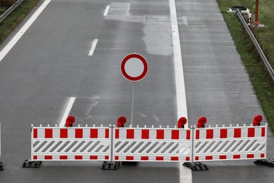 Absperrungen stehen auf einer Autobahn: Die A1 wird am Wochenende zwischen Reinfeld und Bad Oldesloe gesperrt.