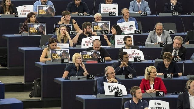 "Seenotrettung ist kein Verbrechen" - Mitglieder des EU-Parlaments zeigen Schilder zur Unterstützung der Kapitänin des Rettungsschiffes "Sea-Watch 3". "Seenotrettung ist kein Verbrechen" - Mitglieder des EU-Parlaments zeigen Schilder zur Unterstützung der Kapitänin des Rettungsschiffes "Sea-Watch 3".