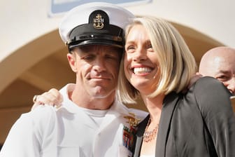 Edward Gallagher mit seiner Frau Andrea: Der Navy Seal ist vom Vorwurf des Mordes eines Gefangenen im Irak freigesprochen worden.
