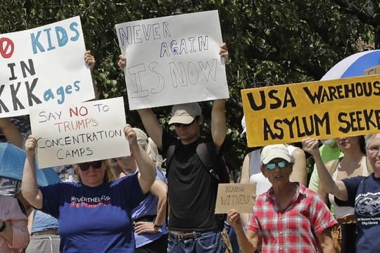 In Overland Park im US-Bundesstaat Kansas protestieren Demonstranten gegen die Bedingungen in Migrantenlagern an der Grenze zu Mexiko.