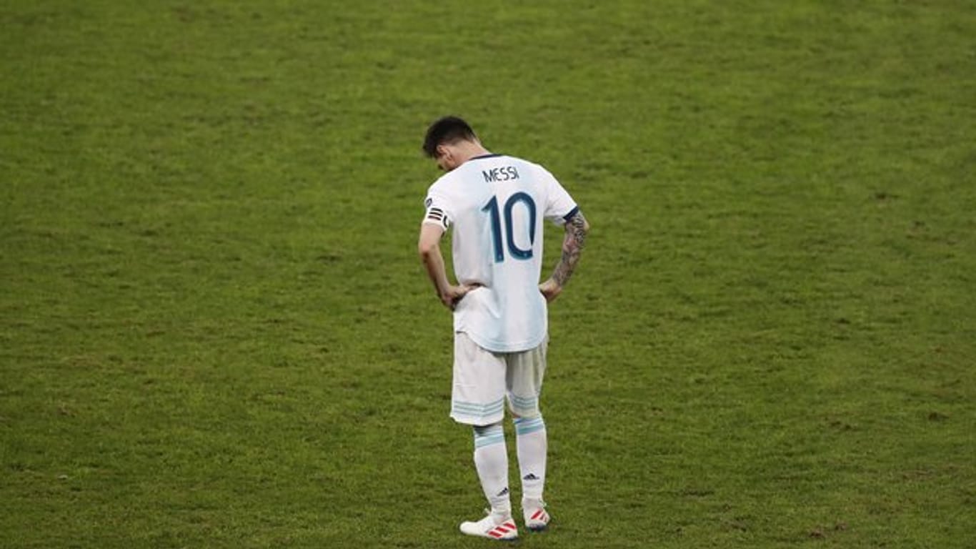 Argentiniens Starspieler Lionel Messi lässt beim Spiel gegen Brasilien den Kopf hängen.