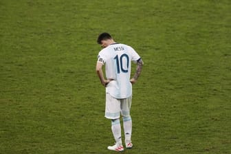 Argentiniens Starspieler Lionel Messi lässt beim Spiel gegen Brasilien den Kopf hängen.