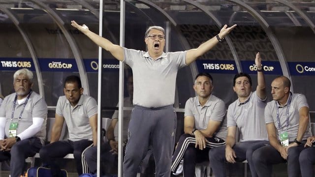 Mexikos Trainer Gerardo Martino hat sein Team ins Finale des Kontinentalwettbewerbs geführt. Mexikos Trainer Gerardo Martino hat sein Team ins Finale des Kontinentalwettbewerbs geführt.