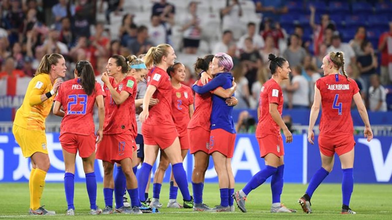 Die US-Spielerinnen feiern ihren Sieg über England.