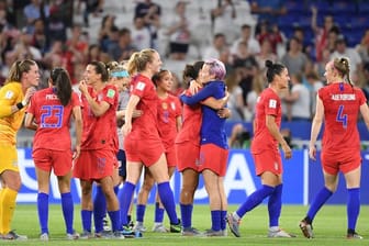 Die US-Spielerinnen feiern ihren Sieg über England.