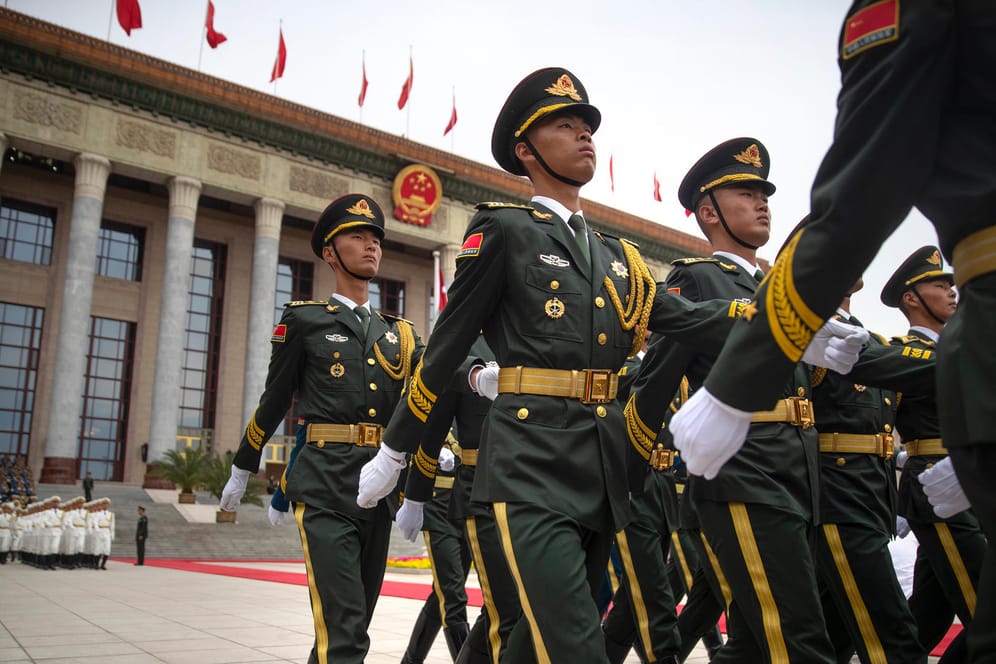 Chinesische Soldaten marschieren auf: Touristen, die auf dem Landweg nach China einreisen, wird laut Medienberichten das Smartphone entzogen, um eine Spionage-Software darauf zu installieren.