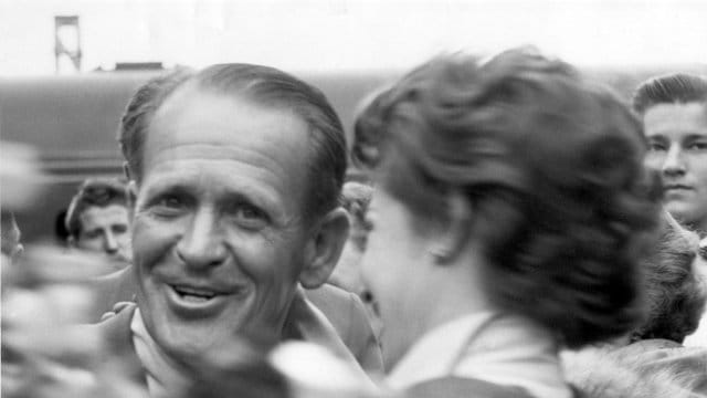 Sepp Herberger: Ein Buch mit 26 Briefen des früheren Weltmeister-Bundestrainers wird im Deutschen Fußballmuseum präsentiert. Sepp Herberger: Ein Buch mit 26 Briefen des früheren Weltmeister-Bundestrainers wird im Deutschen Fußballmuseum präsentiert.