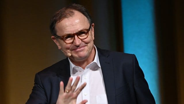 Ewald Lienen, der Technische Direktor des FC St. Ewald Lienen, der Technische Direktor des FC St.