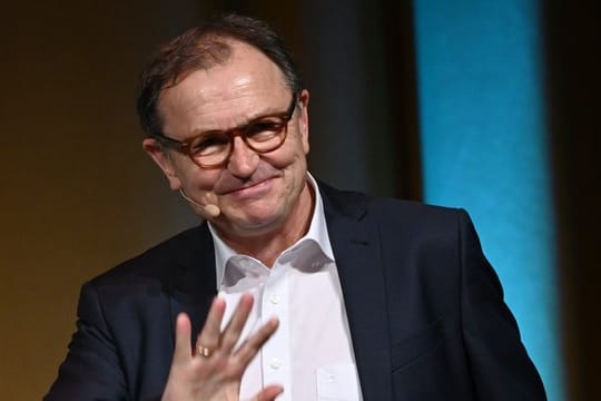 Ewald Lienen, der Technische Direktor des FC St.