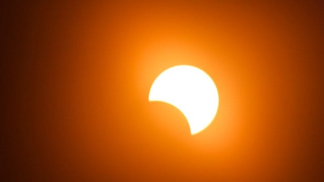 Der Mond schiebt sich über die Sonne bei der Sonnenfinsternis, die total wird. Der Mond schiebt sich über die Sonne bei der Sonnenfinsternis, die total wird.