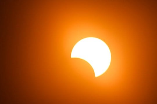 Der Mond schiebt sich über die Sonne bei der Sonnenfinsternis, die total wird.