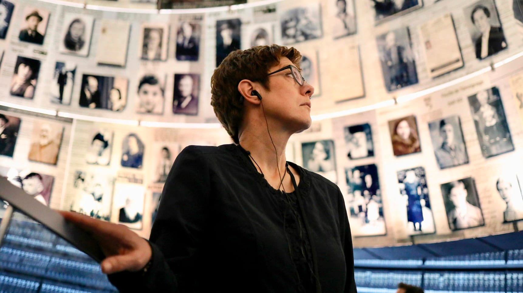 Annegret Kramp-Karrenbauer in der Holocaust-Gedenkstätte Yad Vashem: Die CDU-Chefin will, dass alle deutschen Schüler Holocaust-Gedenkstätten besuchen.