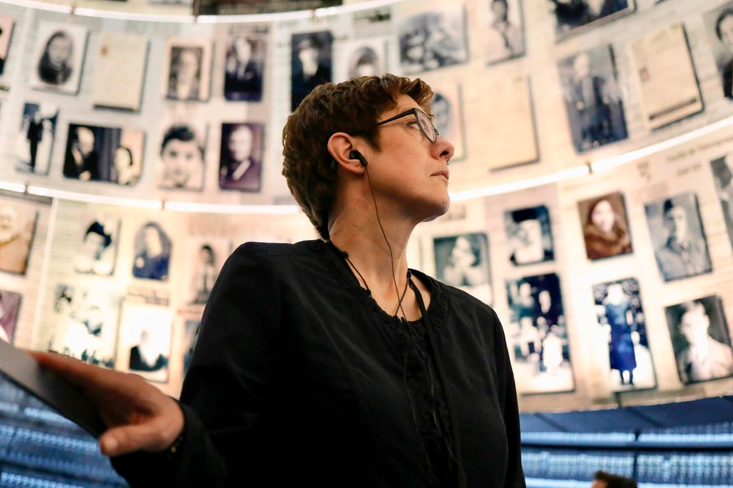 Annegret Kramp-Karrenbauer in der Holocaust-Gedenkstätte Yad Vashem: Die CDU-Chefin will, dass alle deutschen Schüler Holocaust-Gedenkstätten besuchen.