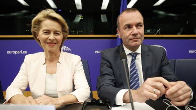 Im EU-Parlament: Ursula von der Leyen (CDU), Kandidatin für den Posten der EU-Kommissionspräsidentin, und Manfred Weber (CSU), der als EVP-Spitzenkandidat das Amt auch anstrebte. Im EU-Parlament: Ursula von der Leyen (CDU), Kandidatin für den Posten der EU-Kommissionspräsidentin, und Manfred Weber (CSU), der als EVP-Spitzenkandidat das Amt auch anstrebte.