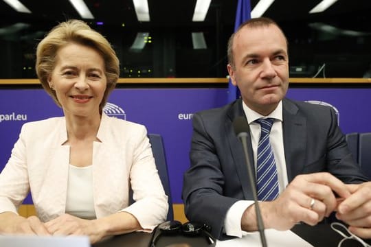 Im EU-Parlament: Ursula von der Leyen (CDU), Kandidatin für den Posten der EU-Kommissionspräsidentin, und Manfred Weber (CSU), der als EVP-Spitzenkandidat das Amt auch anstrebte.