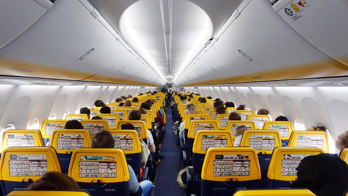 Sitzreihen im Flugzeug: Einige Fluglinien geben zu, dass sie sich nicht bemühen, Fluggäste ohne Sitzplatzreservierungen nebeneinander zu setzen.