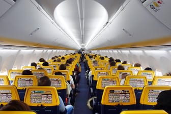 Sitzreihen im Flugzeug: Einige Fluglinien geben zu, dass sie sich nicht bemühen, Fluggäste ohne Sitzplatzreservierungen nebeneinander zu setzen.