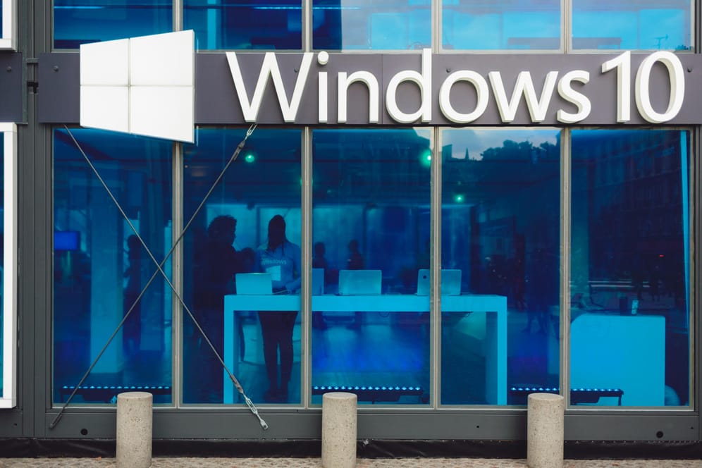 Das Bild zeigt die Front eines Microsoft-Shops: Das nächste Update für Windows 10 kommt im September.