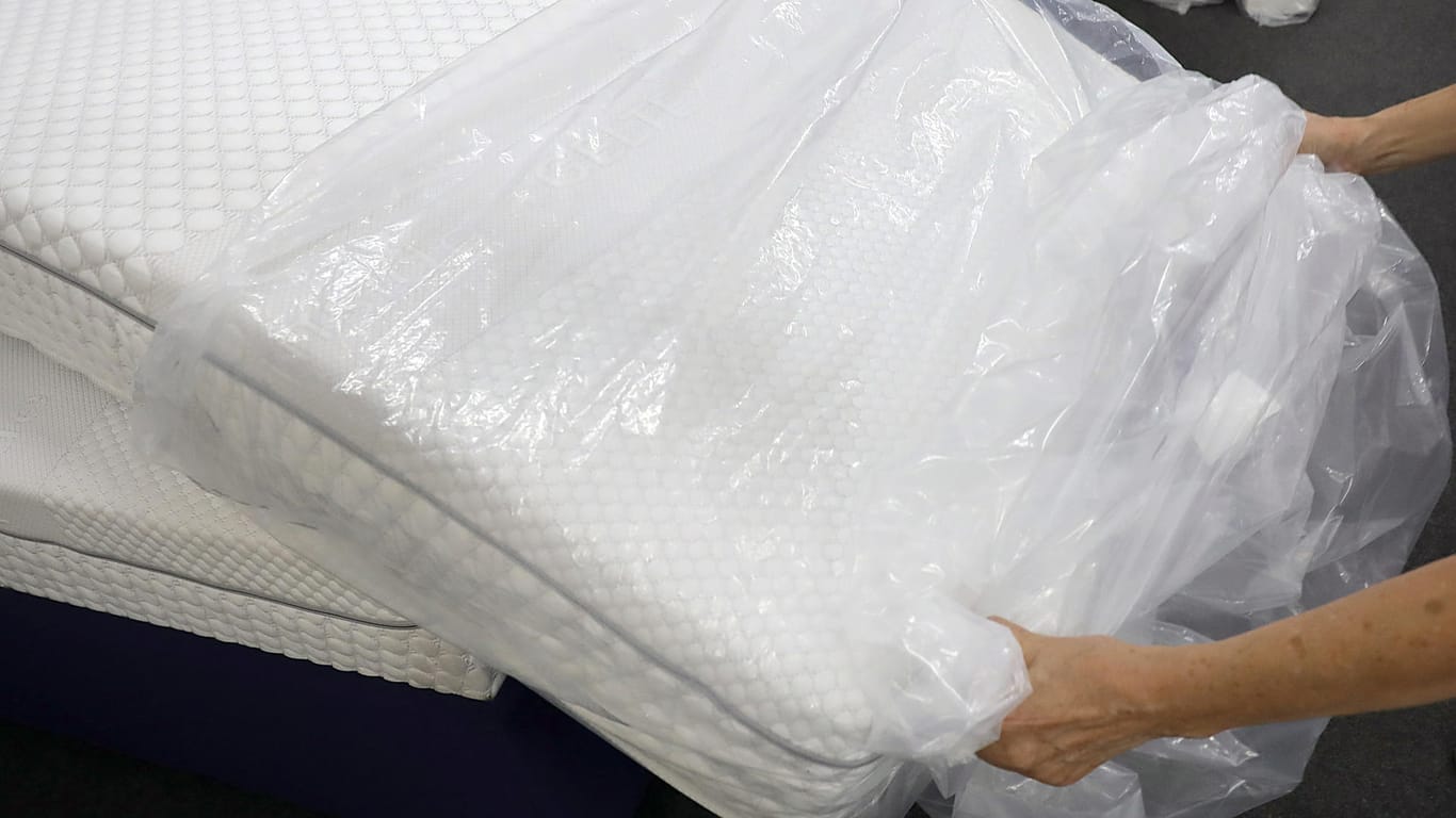 Kunde packt eine neue Matratze aus: Für Matratzen und Kleidung gilt das Prinzip, dass man sie ausprobieren und auch wieder zurückgeben kann.