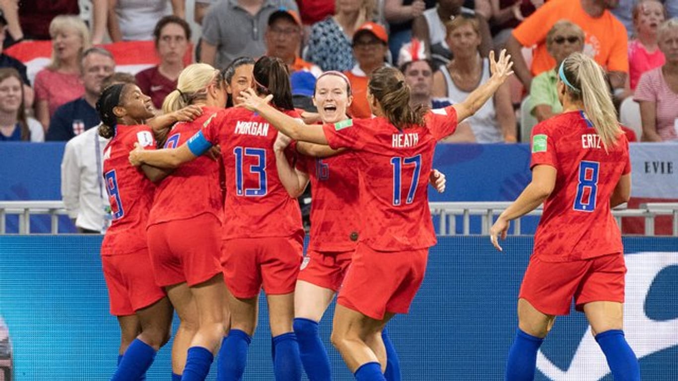 Die US-Spielerinnen feiern den Einzug ins WM-Finale.