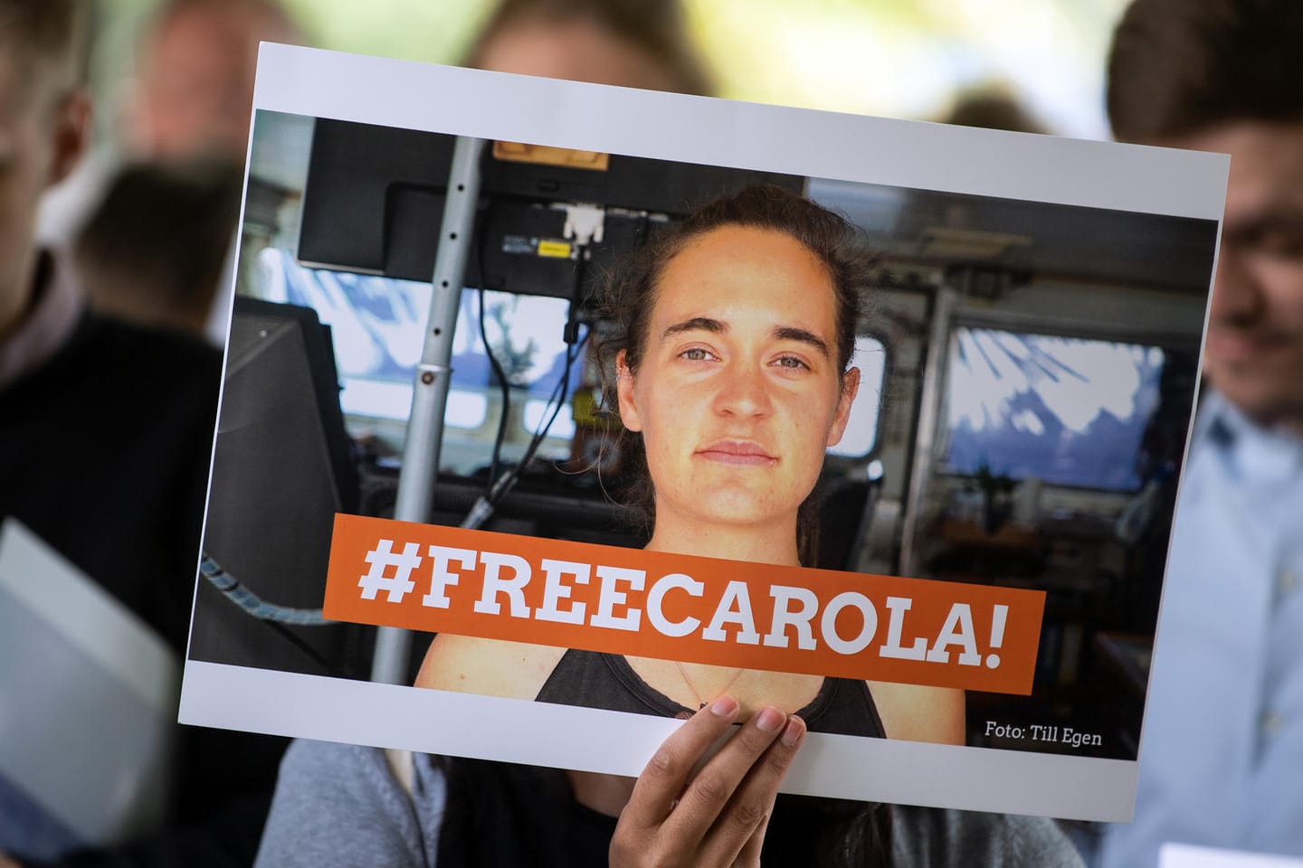 Eine Demonstrantin hält ein Bild von der Sea-Watch-Kapitänin Carola Rackete in der Hand: Am 9. Juli soll sie erneut vernommen werden.