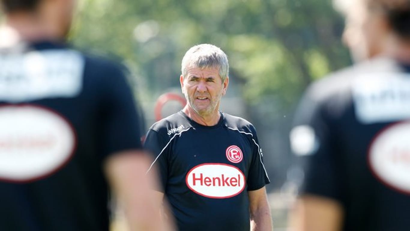 Trainer von Fortuna Düsseldorf leitet den Trainingsauftakt der Mannschaft.