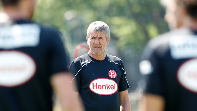 Trainer von Fortuna Düsseldorf leitet den Trainingsauftakt der Mannschaft. Trainer von Fortuna Düsseldorf leitet den Trainingsauftakt der Mannschaft.