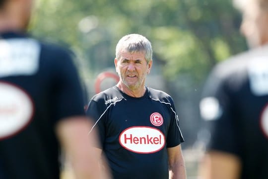 Trainer von Fortuna Düsseldorf leitet den Trainingsauftakt der Mannschaft.