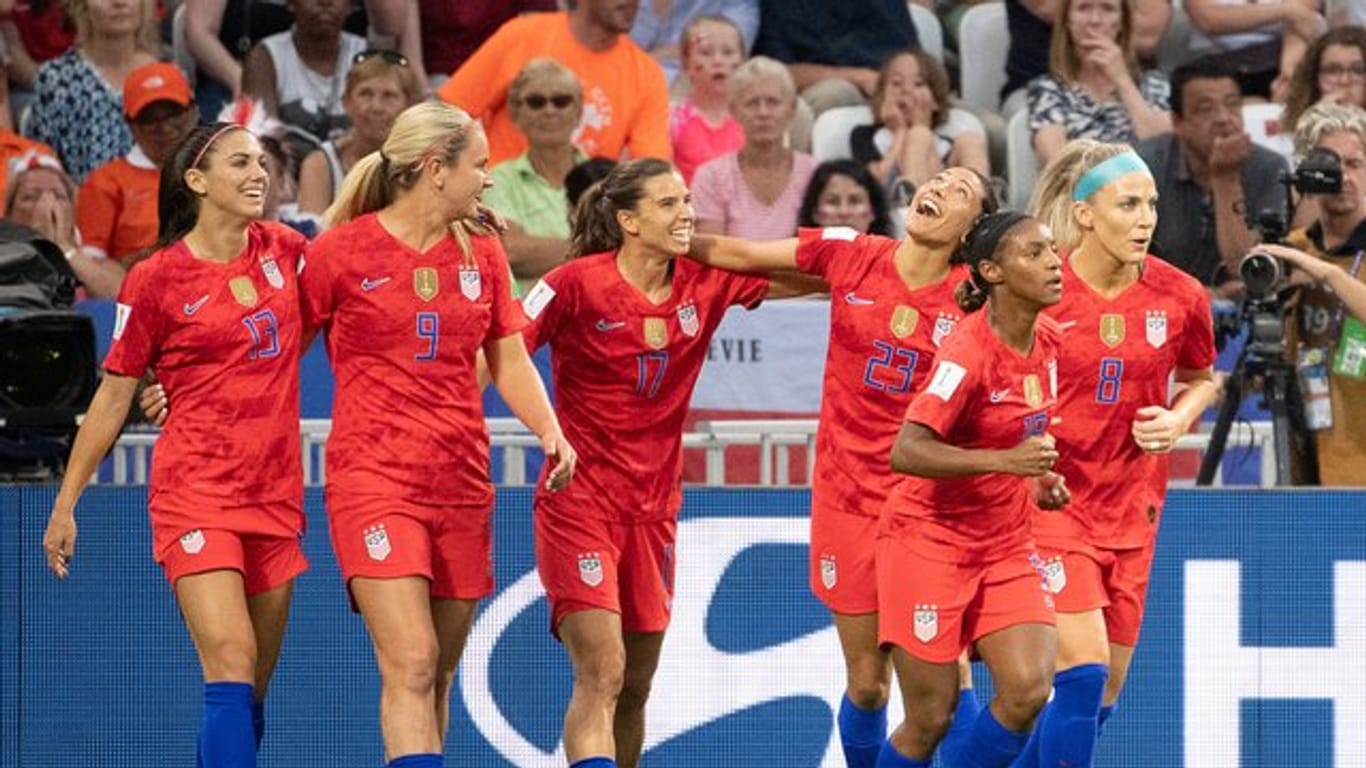 Die Spielerinnen aus den USA freuen sich: Das Halbfinale gegen England wurde 2:1 gewonnen.