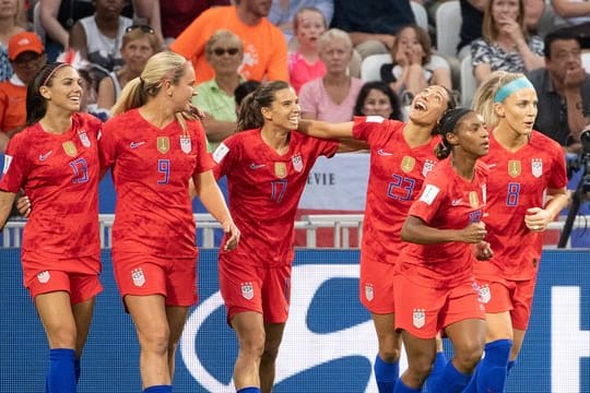 Die Spielerinnen aus den USA freuen sich: Das Halbfinale gegen England wurde 2:1 gewonnen.
