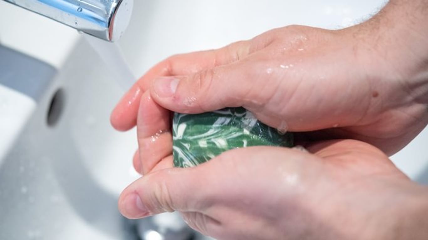 Ob flüssig oder fest - mit welcher Seife man sich die Hände wäscht, ist hygienisch gesehen egal.