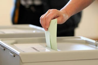 Grüner Umschlag: Die Farbe der Wahlunterlagen ist nun Grund des Einspruchs gegen eine Landratswahl. (Symbolbild)