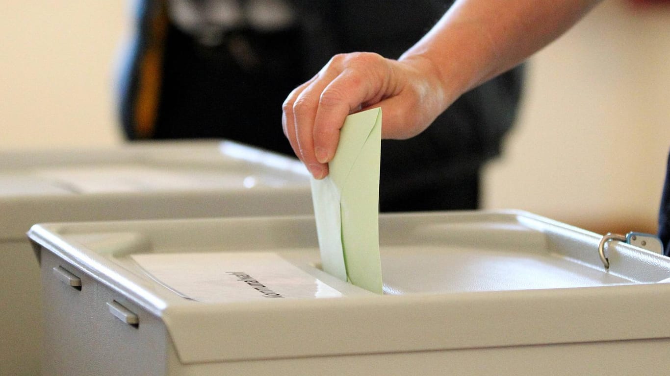 Grüner Umschlag: Die Farbe der Wahlunterlagen ist nun Grund des Einspruchs gegen eine Landratswahl. (Symbolbild)