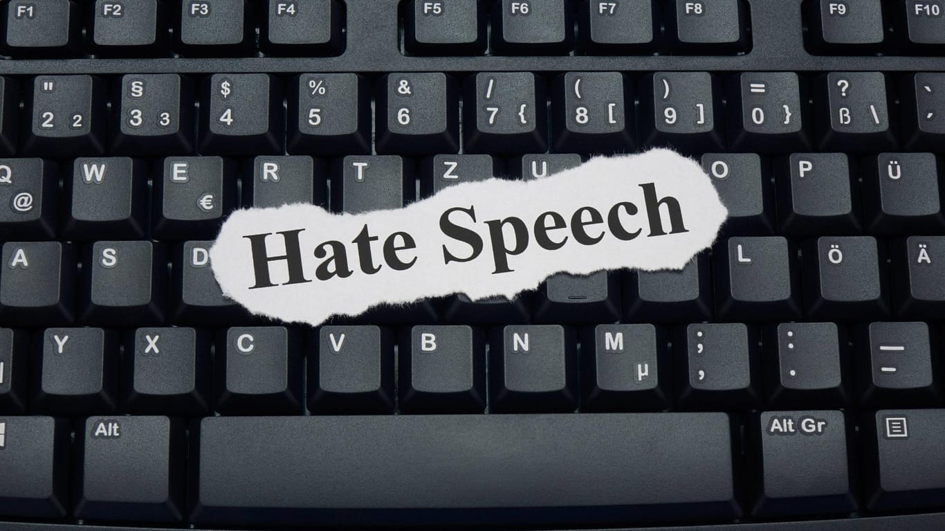 Ein Zettel mit dem Wort "Hate Speech" auf einer Tastatur: Vor allem junge Menschen haben Hasskommentare im Internet wahrgenommen. (Symbolbild)