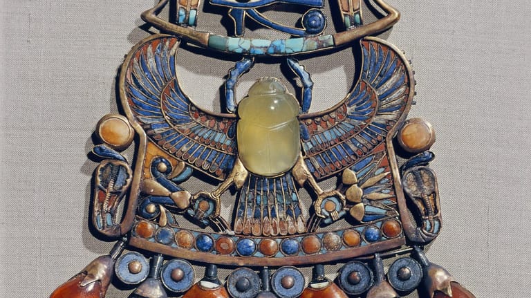 Antiker Schatz: Der Skarabäus im Brustbehang ist aus libyschem Wüstenglas.