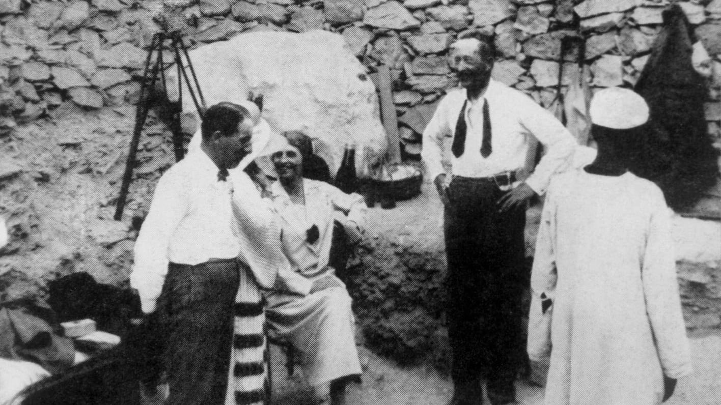 Howard Carter (l.) 1922 vor der Grabkammer des Pharaos Tutanchamun.