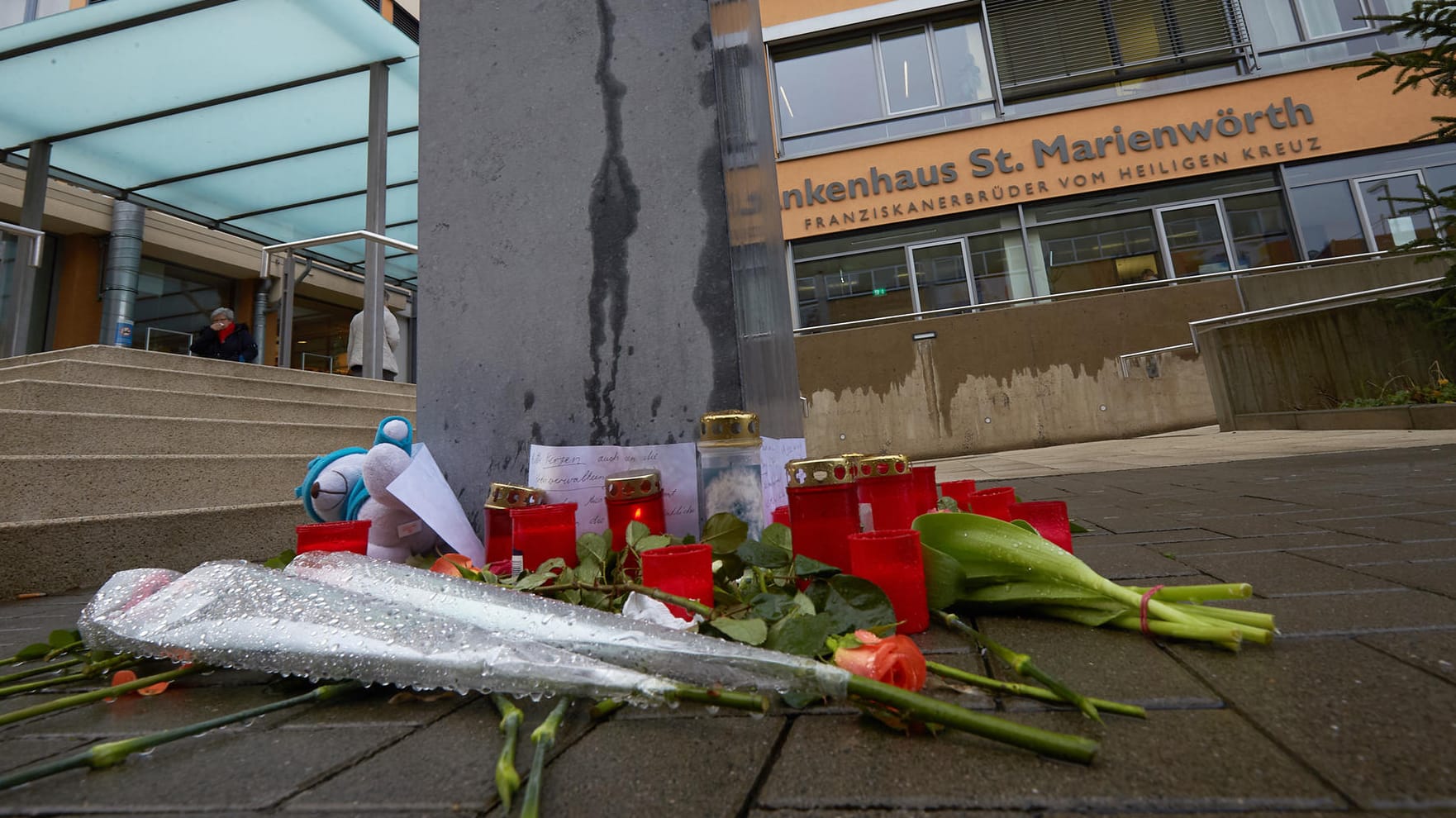 Niedergelegte Blumen: Vor der Klinik in der die Tat stattfand nahmen Menschen Anteil – in Bad Kreuznach beginnt der Prozess wegen versuchten Mordes. Niedergelegte Blumen: Vor der Klinik in der die Tat stattfand nahmen Menschen Anteil – in Bad Kreuznach beginnt der Prozess wegen versuchten Mordes.