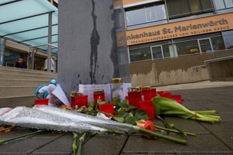 Niedergelegte Blumen: Vor der Klinik in der die Tat stattfand nahmen Menschen Anteil – in Bad Kreuznach beginnt der Prozess wegen versuchten Mordes.