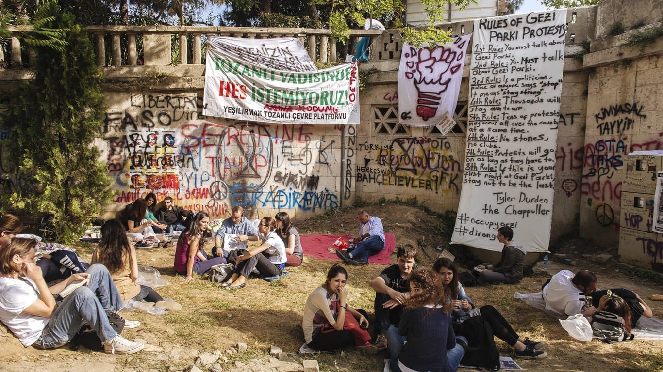 Aktivisten sitzen während der Proteste im Gezi-Park.