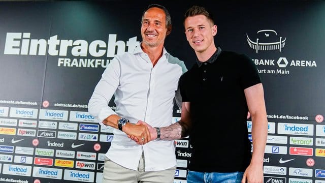 Eintracht-Coach Adi Hütter (l) begrüßt Neuzugang Erik Durm.