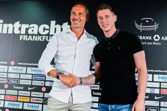Eintracht-Coach Adi Hütter (l) begrüßt Neuzugang Erik Durm.