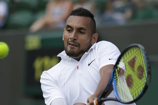 Der wohl am meisten polarisierende Tennisprofi der Gegenwart fordert in Wimbledon den Spanier Rafael Nadal: Nick Kyrgios in Aktion.