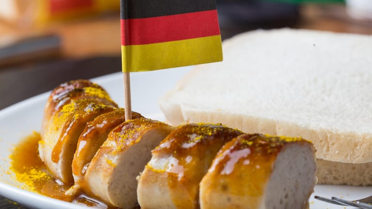 Eine Currywurst mit einer deutschen Flagge