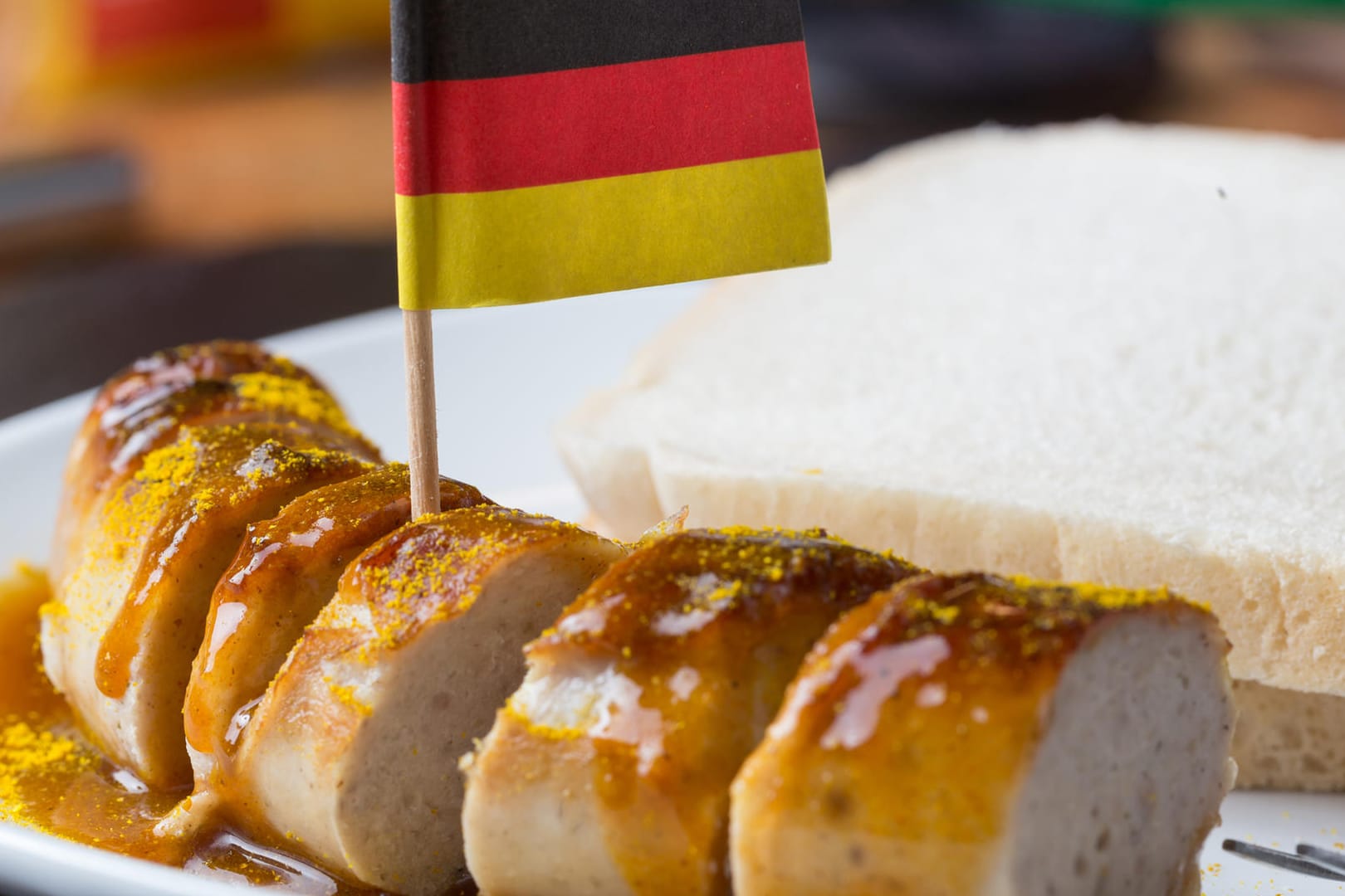 Eine Currywurst mit einer deutschen Flagge