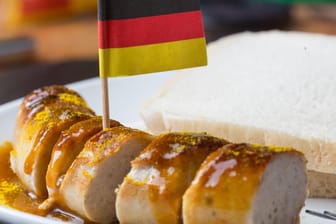 Eine Currywurst mit einer deutschen Flagge
