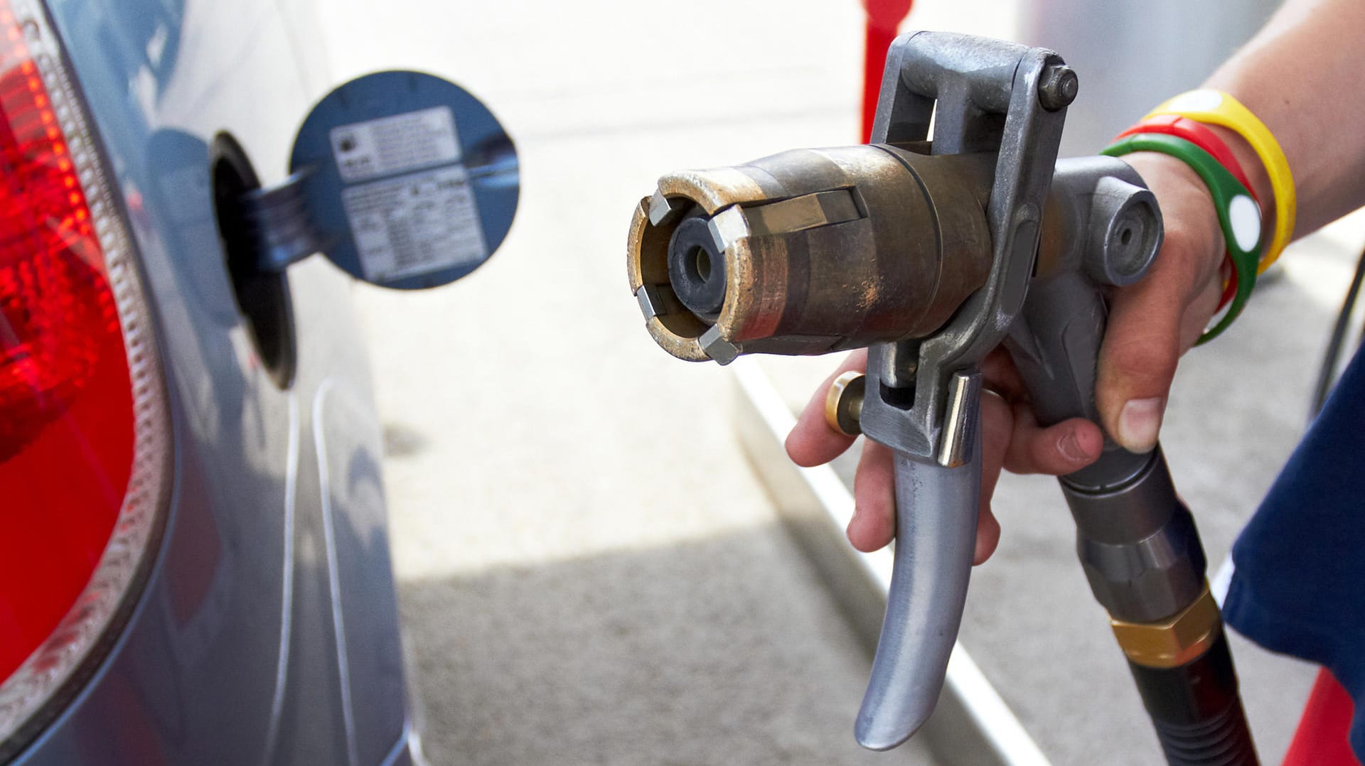 Tanken mit Gas: Die Kraftstoffe sind steuerbegünstigt und deshalb billiger als Benzin und Diesel.